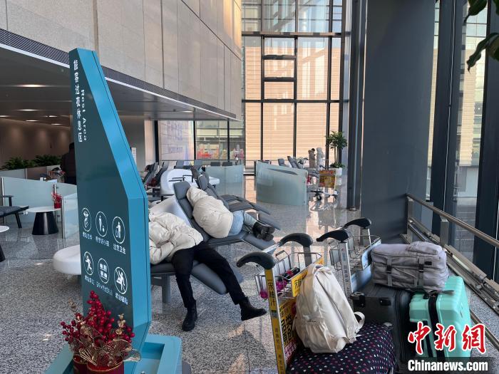 夜“躺平”休息区 温暖春运归途九游会j9登陆杭州机场推出过