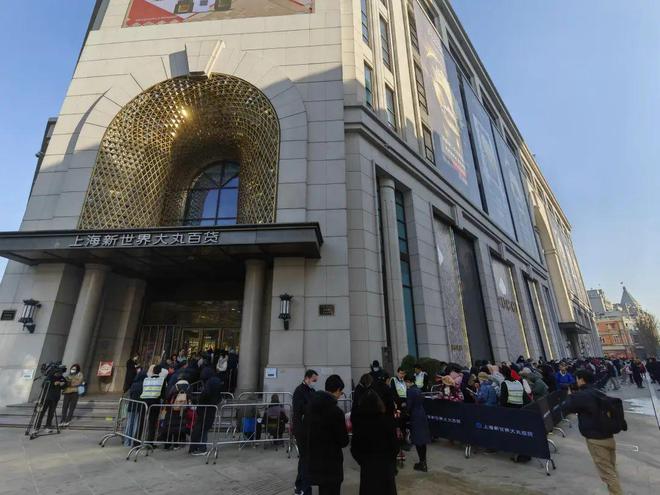 椅都带来了！一年一度为了……j9平台彻夜排队折叠椅、躺(图2)