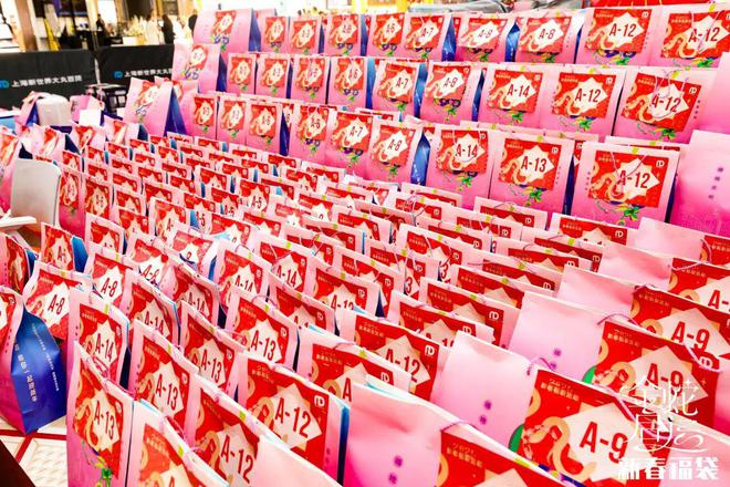 椅都带来了！一年一度为了……j9平台彻夜排队折叠椅、躺(图5)