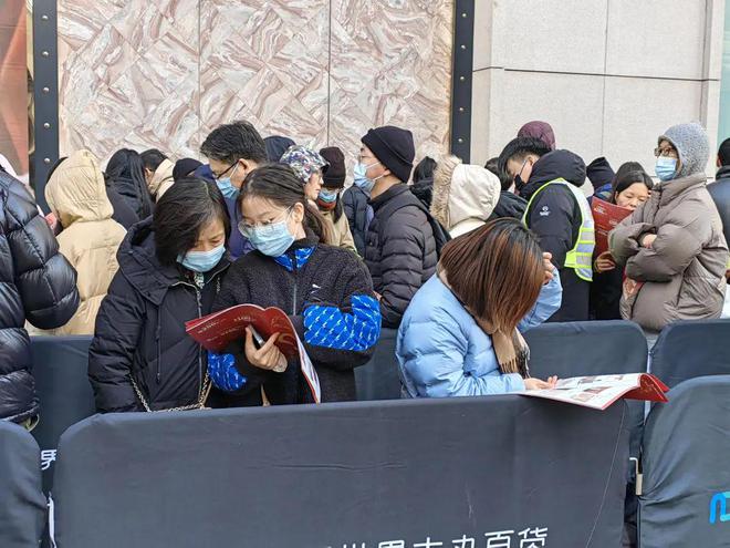椅都带来了！一年一度为了……j9平台彻夜排队折叠椅、躺(图7)