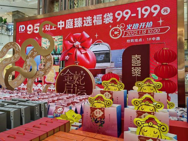 椅都带来了！一年一度为了……j9平台彻夜排队折叠椅、躺(图10)