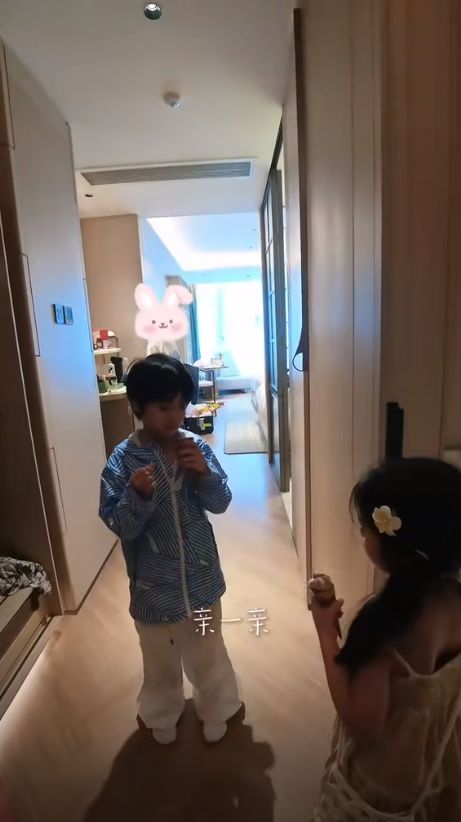 ！麦迪娜穿泳装美呆了4岁女儿颜值真的高九游会·j9网站姜潮一家人在云南旅游(图9)